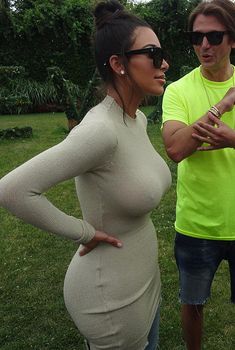 Ким Кардашьян без лифчика в обтягивающем платье, 16.07.2016