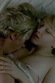 Анна Мария Мюэ засветила голую грудь и попу в фильме «К чему помыслы о любви?», 2004