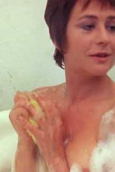 Красивая Ани Жирардо засветила голый сосок в фильме «Семя человеческое», 1969