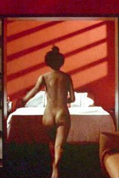 Анни Шизука Ино показала голую попку в фильме «8 1.2 женщин», 1999
