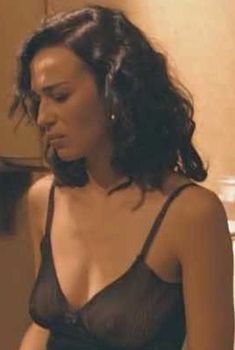 Ариадна Хиль засветила грудь в фильме «Порочный девственник», 2002