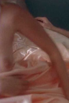 Вирджиния Мэдсен засветила грудь в фильме «Танец смерти», 1987