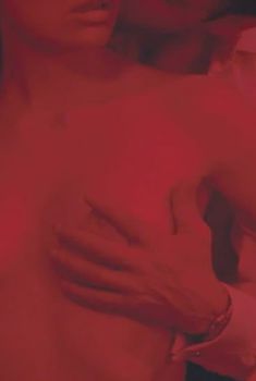 Голая грудь Деборы Франсуа в фильме «Любовь на кончиках пальцев», 2012