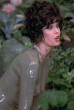 Джоанна Ламли в грязи в фильме «Проклятие Розовой пантеры», 1983
