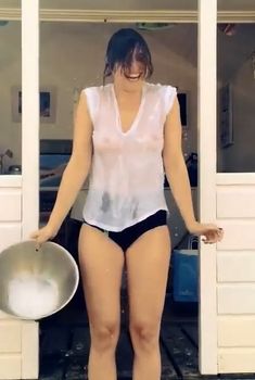 Дэйзи Лоу без лифчика на Ice Bucket Challenge, 2014