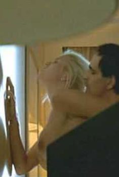 Голая грудь Каролины Джиннинг в фильме «Они поженились, и у них было много детей», 2004