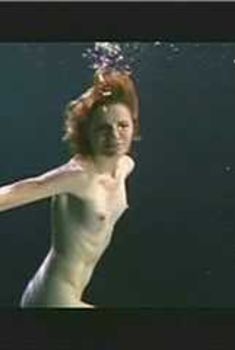 Голая Ким Диккенс в сериале «Развал», 2003