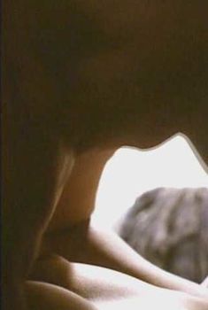 Клаудия Карван засветила грудь в фильме «Мой забытый мужчина», 1993