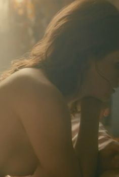 Клер Фой засветила грудь в сериале «Белая жара», 2012