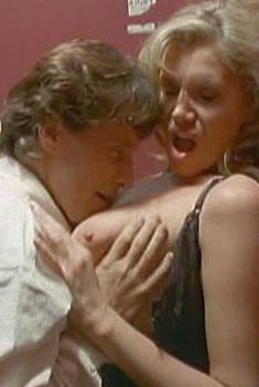 Красивая голая грудь Ланы Кларксон в фильме Vice Girls, 1997