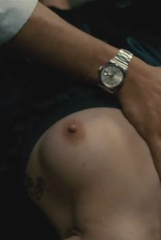 Лаура Кьятти показала голую грудь в фильме «Любовь. Инструкция по применению», 2011