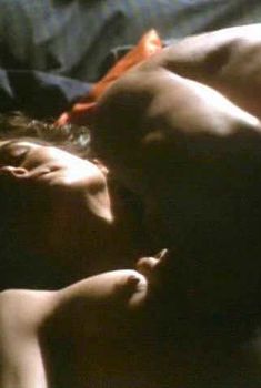Голая грудь Лесли Хоуп в фильме «Изящное убийство», 1993