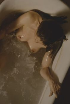 Летиция Каста засветила голую грудь в фильме «Кошмар за стеной», 2011