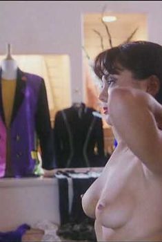 Страстная Лиза Мари Скотт оголила грудь и попу в фильме «Две опасные леди», 1996
