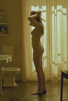 Полностью голая Лили Собески в фильме «Идол», 2002