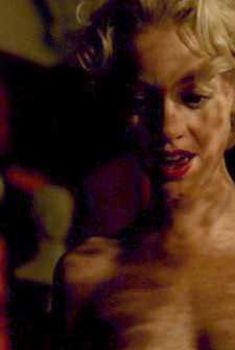 Аппетитная Линди Бут показала голые грудь и попу в фильме Century Hotel, 2001