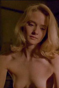 Мария Питилло засветила грудь в фильме «Белый дворец», 1990