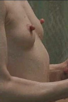 Милла Йовович засветила голую грудь в фильме «Калибр 45», 2006