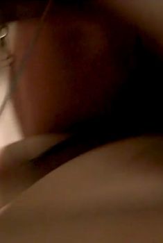 Красотка Мэйко Нгуйен засветила голую грудь в сериале «Кровопускание и чудесные исцеления», 2010