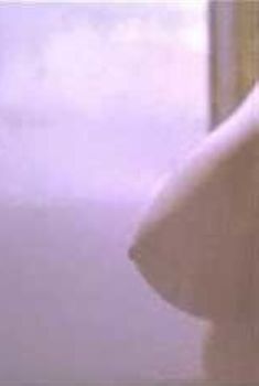 Голая сиська Мэри Элизабет Мастрантонио в фильме «Белые пески», 1992