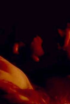 Сексуальная Натали Делон слегка засветила грудь в фильме «Шепот во тьме», 1976