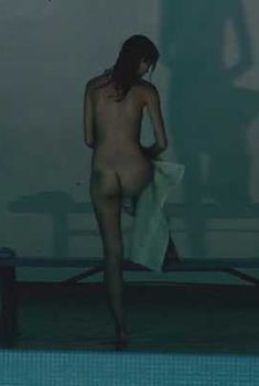 Наташа Алам  оголила грудь и попу в фильме «Смертельная игра», 2007