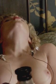 Голая грудь Николь Том в сериале «Мастера секса», 2013