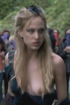 Страстная Нора Арнезедер оголила грудь в сериале «Моцарт в джунглях», 2014