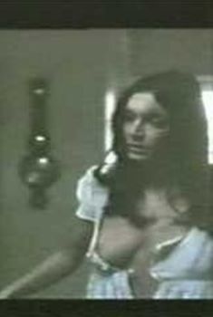 Сара Дуглас оголила грудь и попу в фильме The Brute, 1977