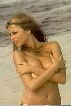 Красотка София Вергара оголила грудь и попу для Sofia Vergara Swimsuit Calendar Video, 1998