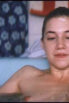 Голая Шарлотта Генсбур в фильме «Любовь плюс...», 1996
