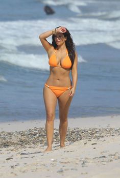 Сексапильная Ким Кардашьян в оранжевом купальнике на пляже в Мексике, 2012